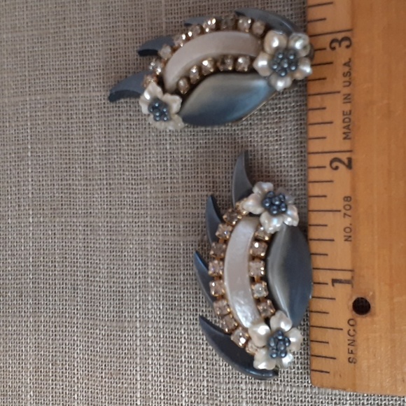 Vintage Blue White Floral Clip Earrings - Picture 4 of 4